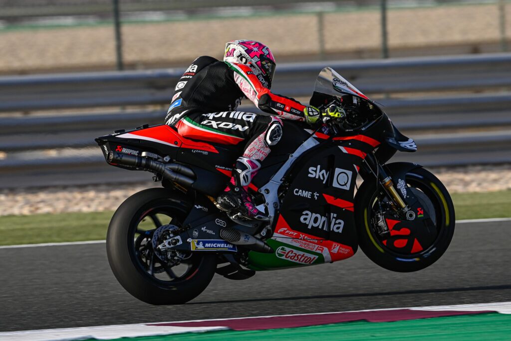 Aleix Espargaro controlando la Aprilia en la mañana-tarde de Doha